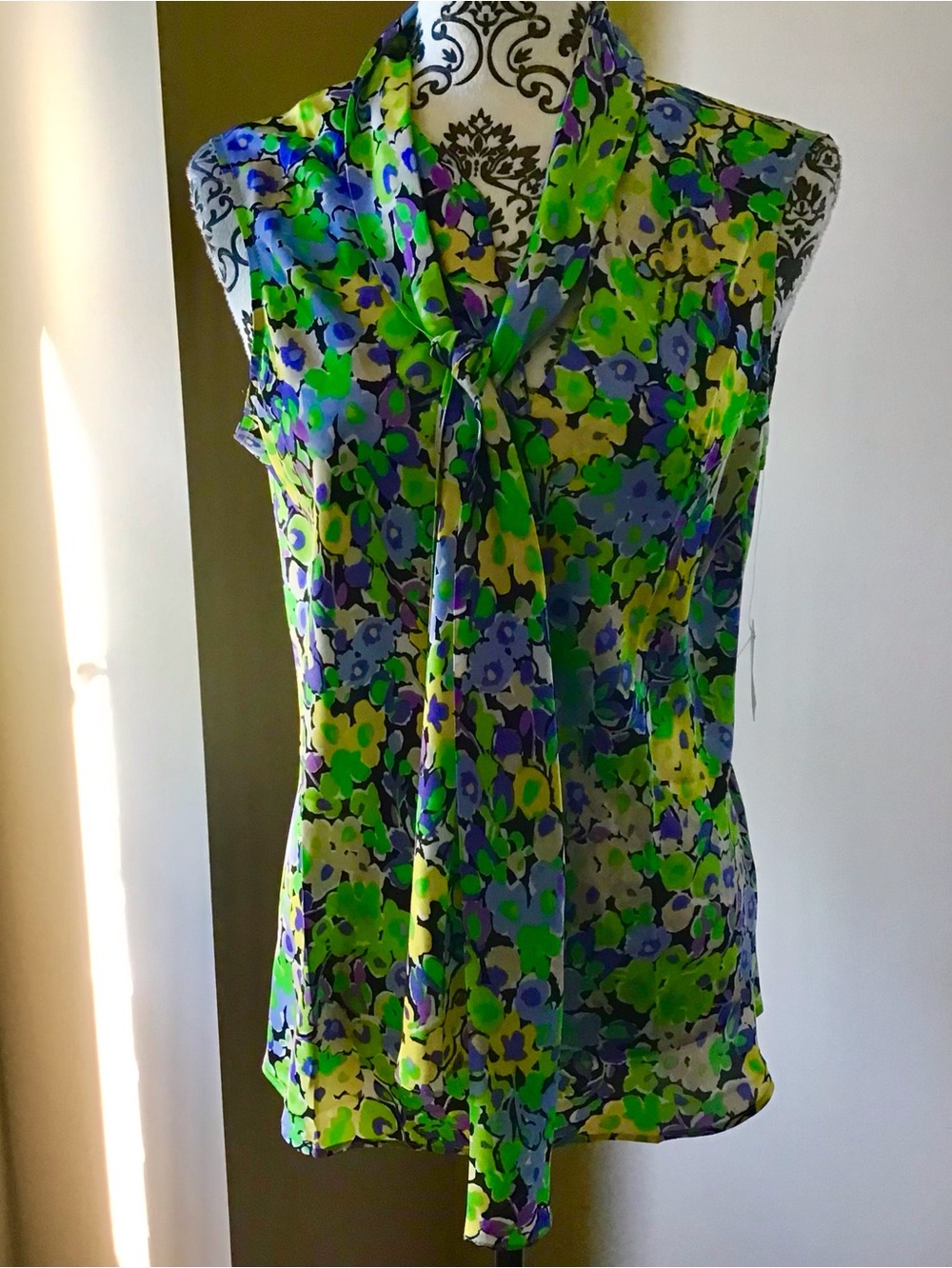 Nine West ladies no sleeve pull on blouse with tie detail